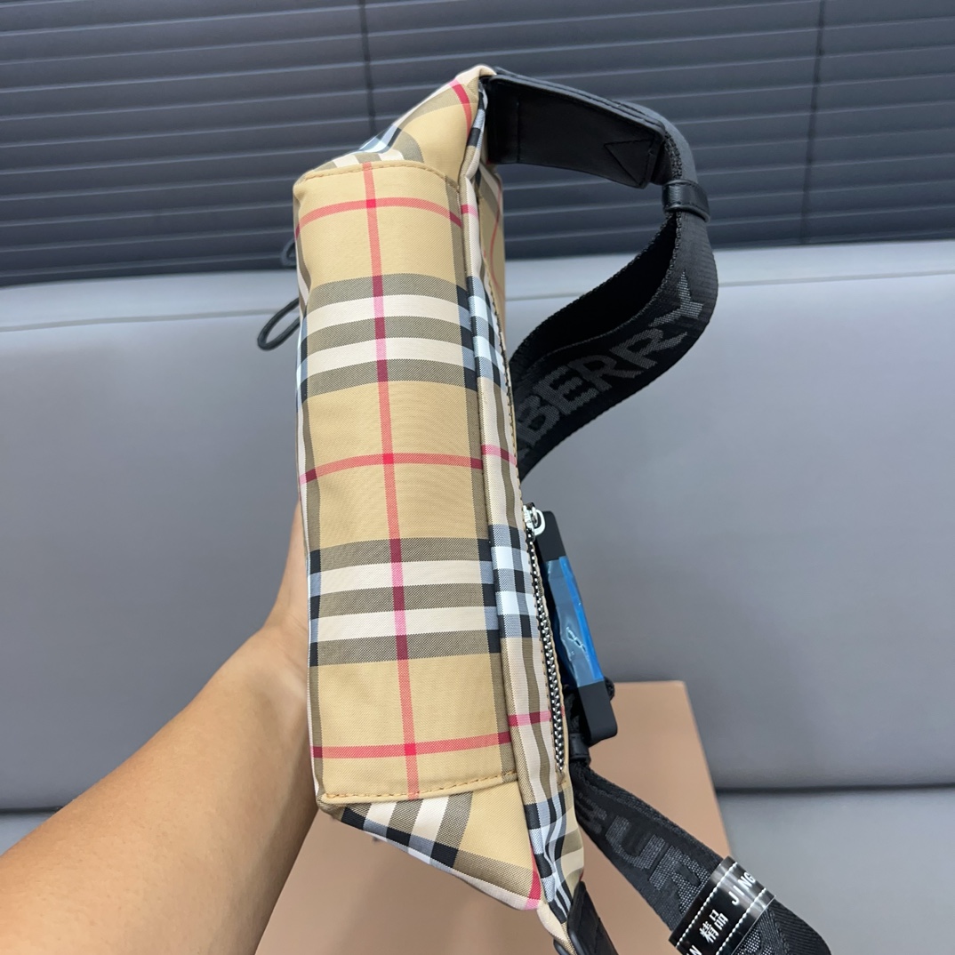 Burberry バーバリー チェック模様のウエストバッグ兼シングルショルダーバッグ。🚹男女兼用の斜め掛けバッグ（チェストバッグ）