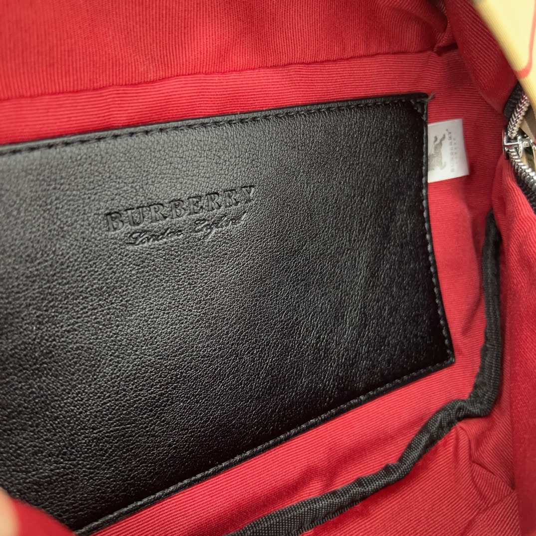 Burberry バーバリー チェック模様のウエストバッグ兼シングルショルダーバッグ。🚹男女兼用の斜め掛けバッグ（チェストバッグ）