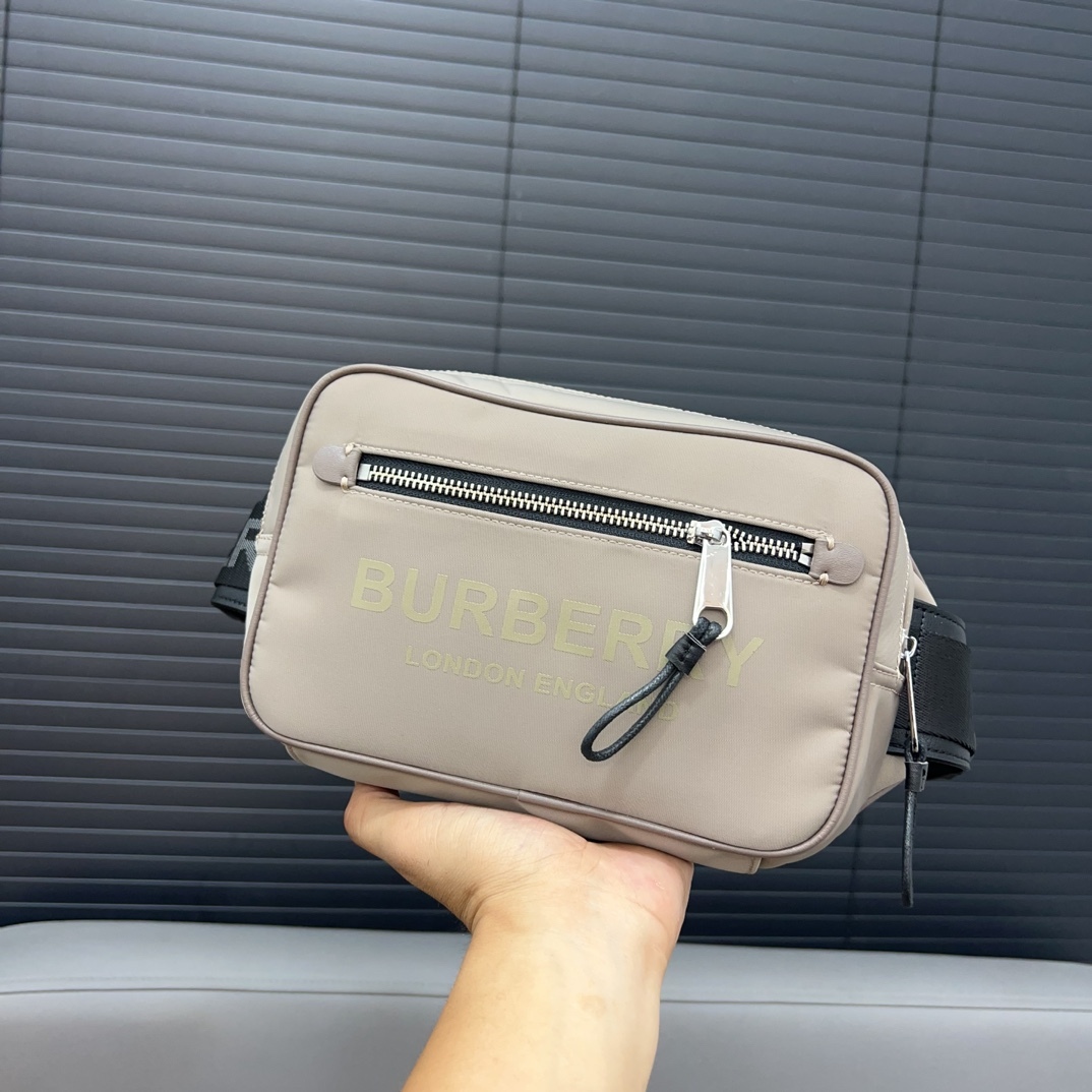 Burberry バーバリー アルファベット模様のウエストバッグ 📷 男女兼用のチェストバッグ、斜め掛けバッグです。