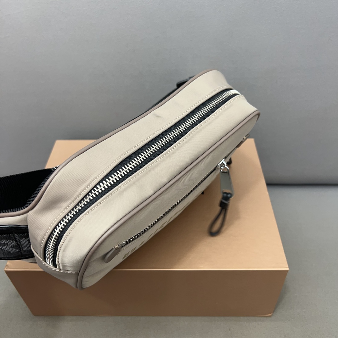 Burberry バーバリー アルファベット模様のウエストバッグ 📷 男女兼用のチェストバッグ、斜め掛けバッグです。