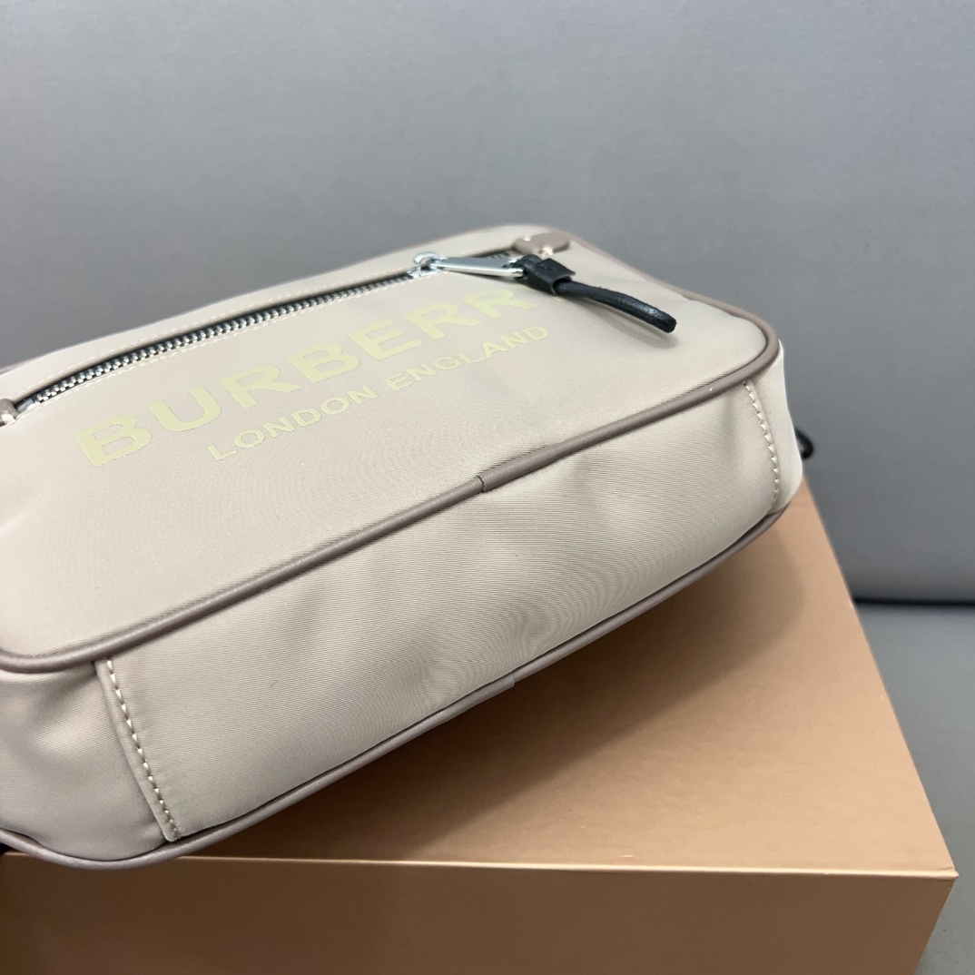 Burberry バーバリー アルファベット模様のウエストバッグ 📷 男女兼用のチェストバッグ、斜め掛けバッグです。