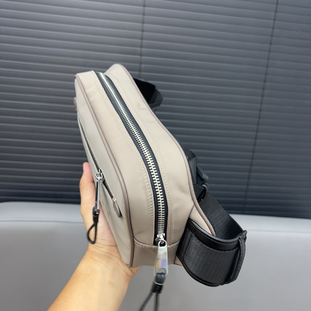 Burberry バーバリー アルファベット模様のウエストバッグ 📷 男女兼用のチェストバッグ、斜め掛けバッグです。