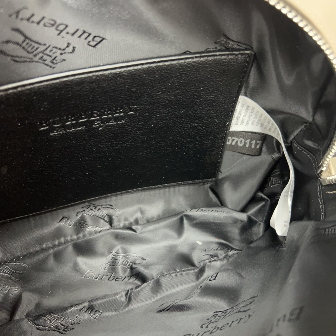 Burberry バーバリー アルファベット模様のウエストバッグ 📷 男女兼用のチェストバッグ、斜め掛けバッグです。