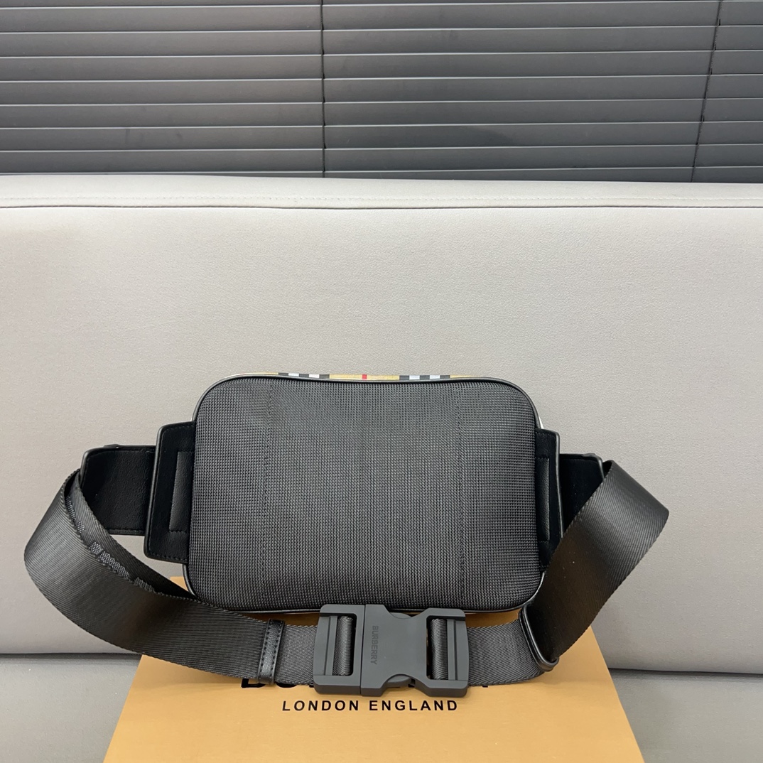 Burberry バーバリー Vintage のチェック模様のウエストバッグ。🚹男女兼用の斜め掛けバッグ、チェストバッグです。