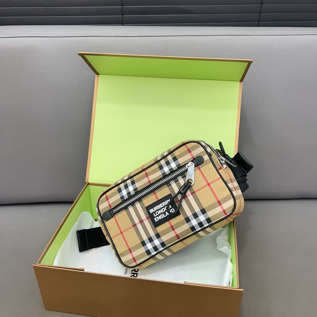 Burberry バーバリー Vintage のチェック模様のウエストバッグ。🚹男女兼用の斜め掛けバッグ、チェストバッグです。