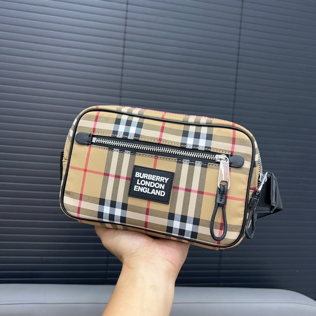 Burberry バーバリー Vintage のチェック模様のウエストバッグ。🚹男女兼用の斜め掛けバッグ、チェストバッグです。