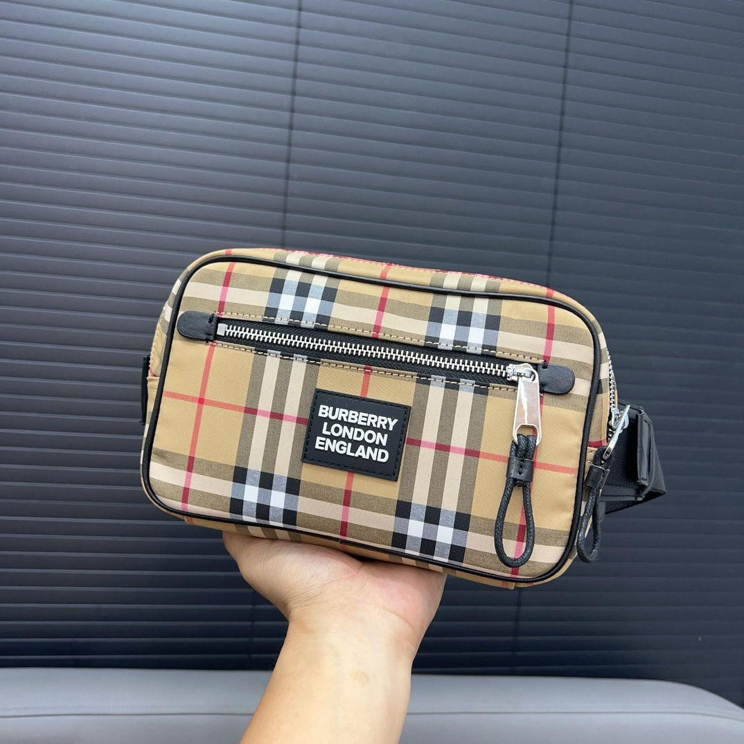 Burberry バーバリー Vintage のチェック模様のウエストバッグ。🚹男女兼用の斜め掛けバッグ、チェストバッグです。