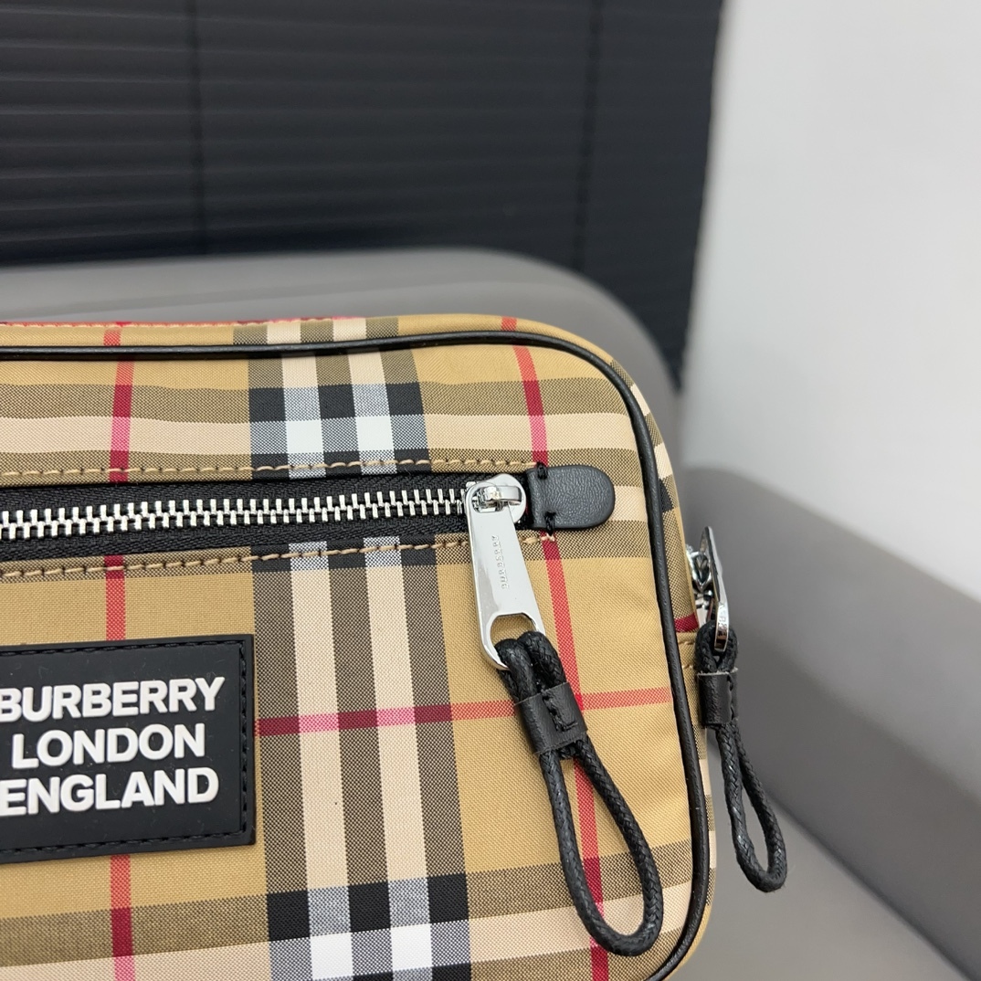 Burberry バーバリー Vintage のチェック模様のウエストバッグ。🚹男女兼用の斜め掛けバッグ、チェストバッグです。