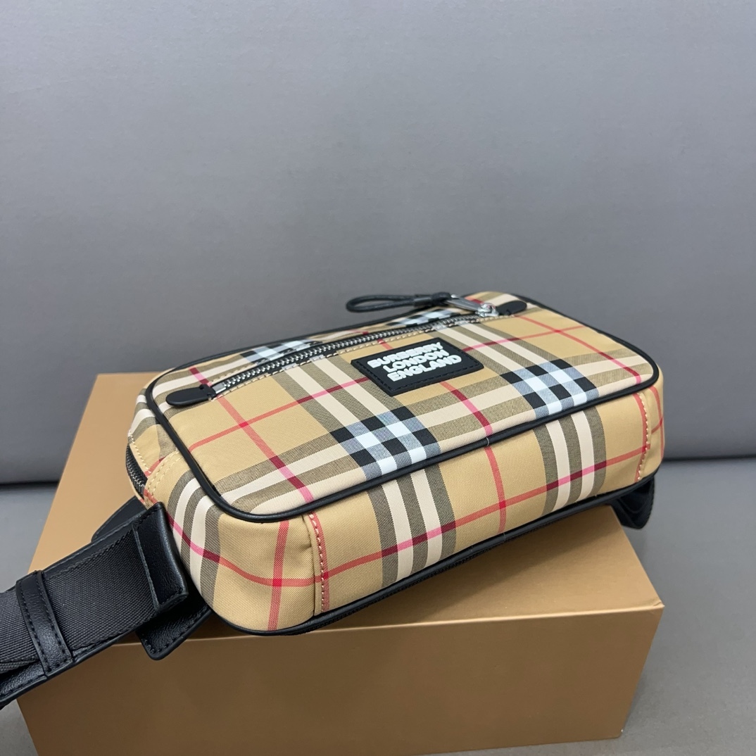 Burberry バーバリー Vintage のチェック模様のウエストバッグ。🚹男女兼用の斜め掛けバッグ、チェストバッグです。