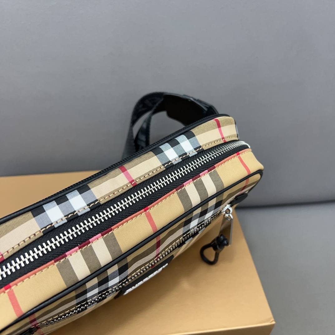 Burberry バーバリー Vintage のチェック模様のウエストバッグ。🚹男女兼用の斜め掛けバッグ、チェストバッグです。