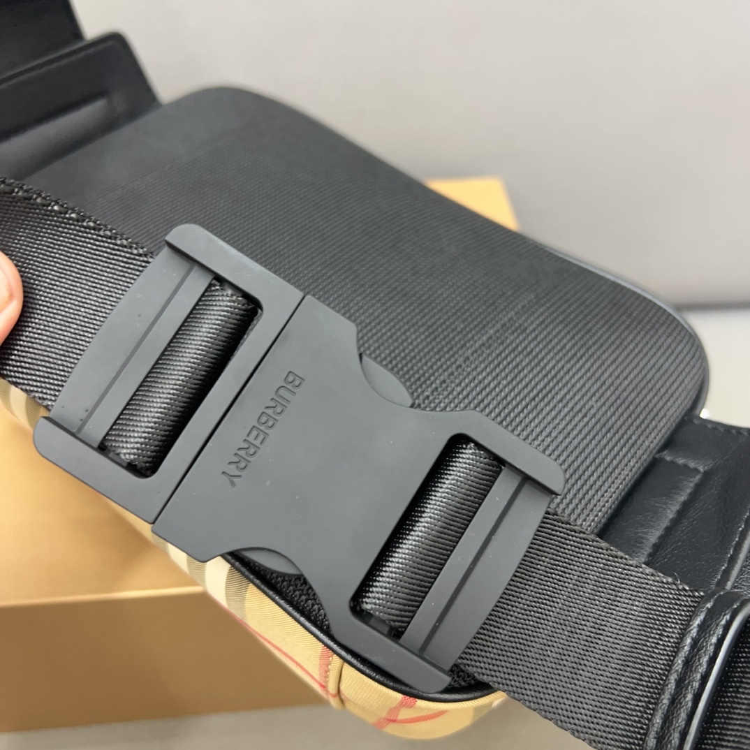 Burberry バーバリー Vintage のチェック模様のウエストバッグ。🚹男女兼用の斜め掛けバッグ、チェストバッグです。