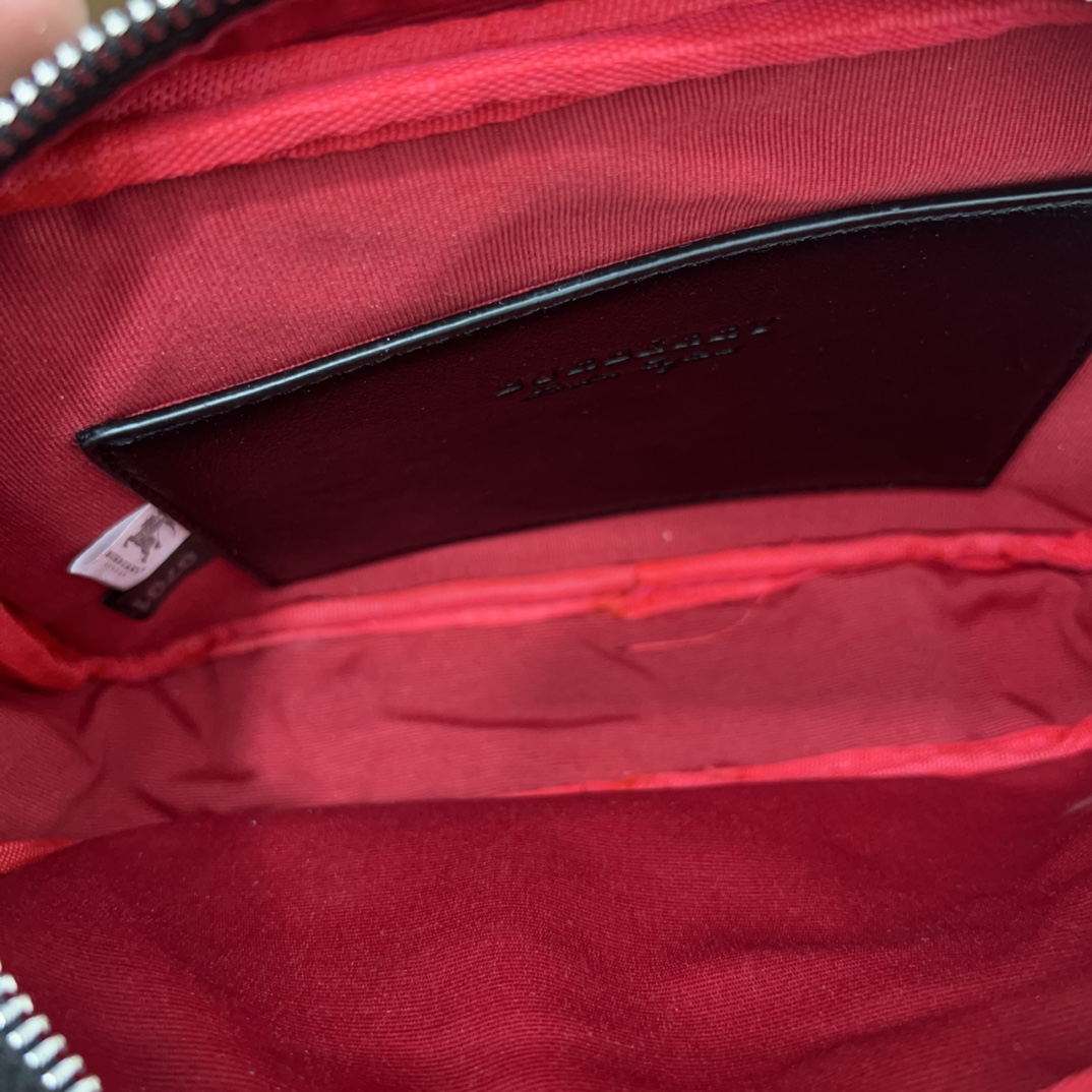 Burberry バーバリー Vintage のチェック模様のウエストバッグ。🚹男女兼用の斜め掛けバッグ、チェストバッグです。