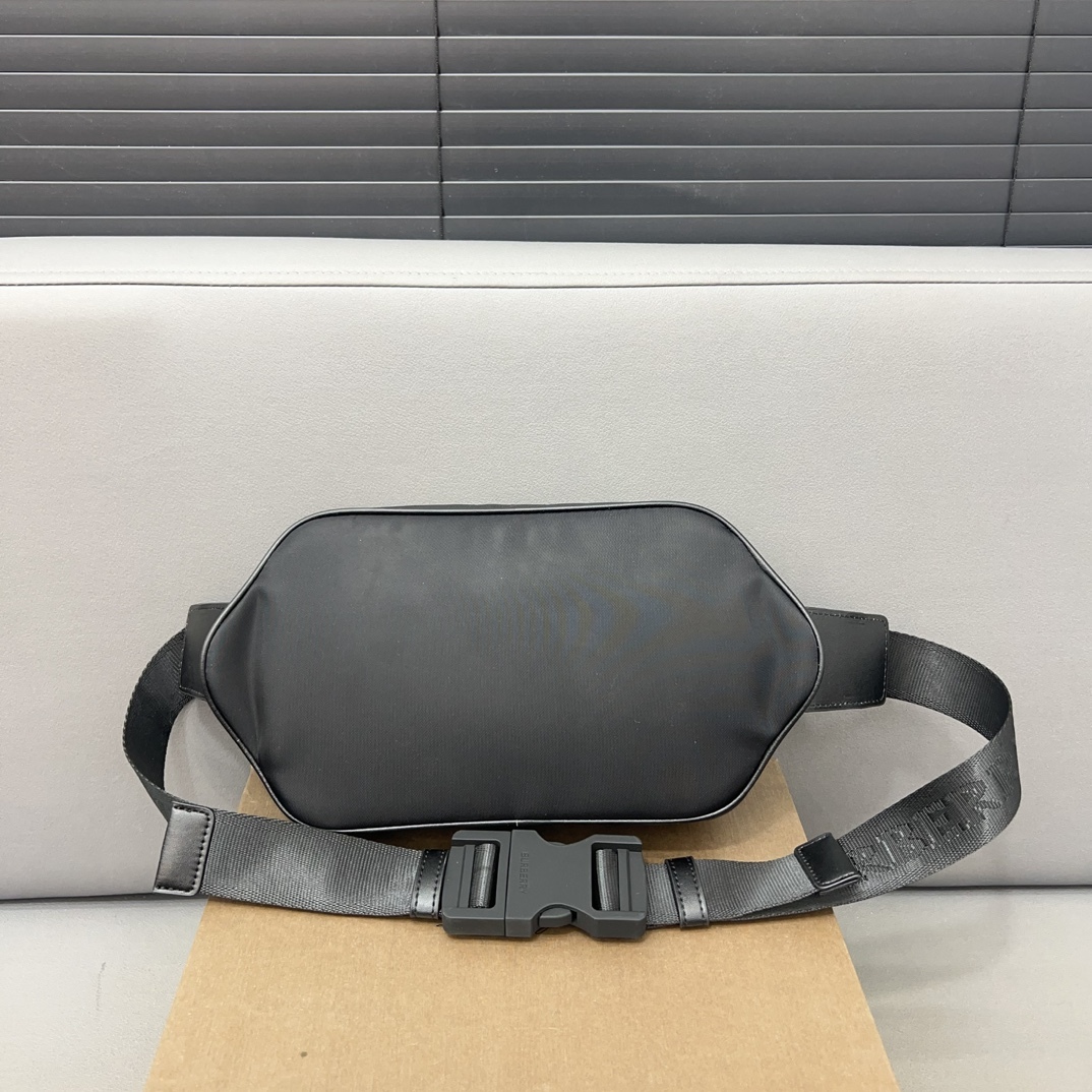 Burberry バーバリー アルファベット模様のウエストバッグ 📷 男女兼用のチェストバッグ、斜め掛けバッグです。