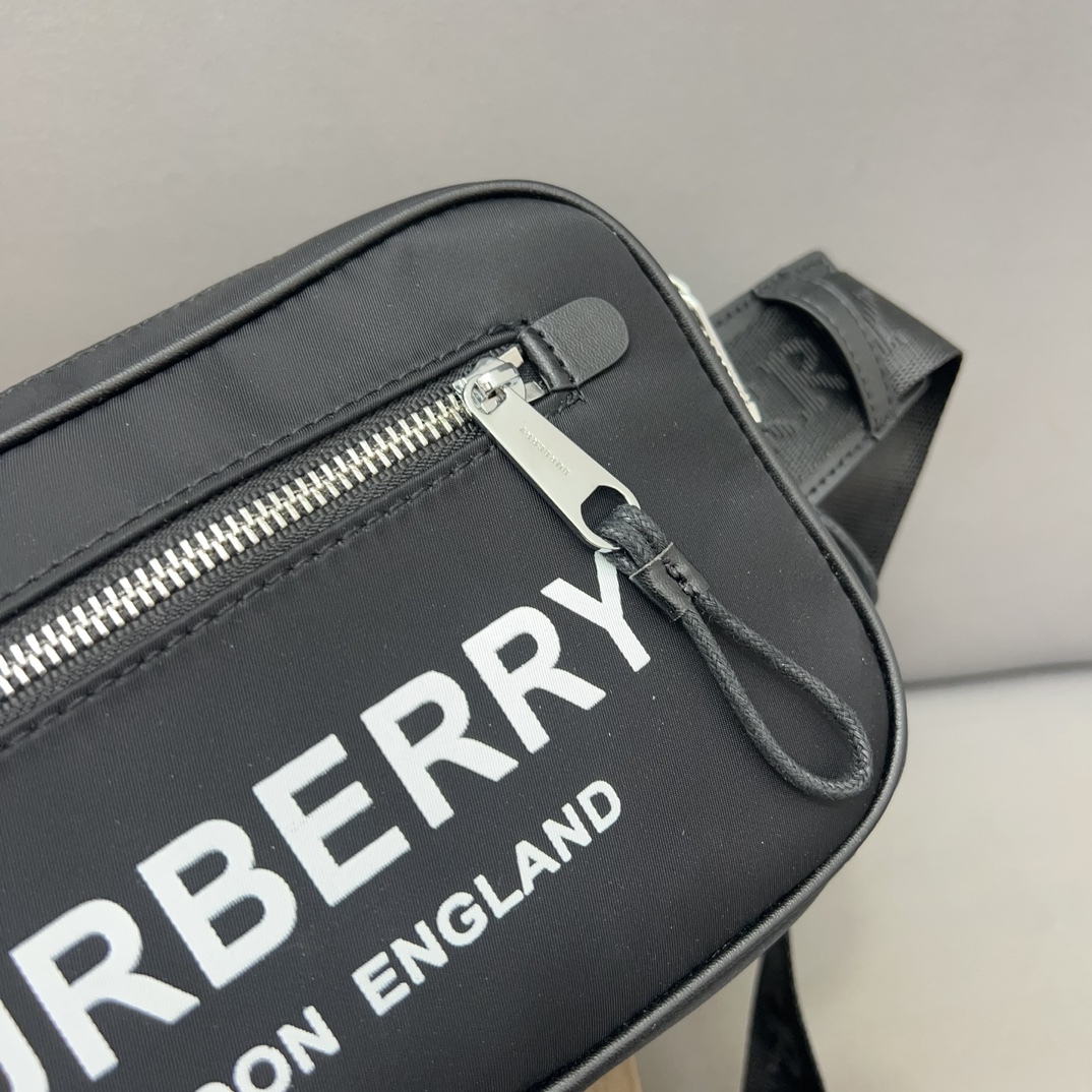 Burberry バーバリー アルファベット模様のウエストバッグ 📷 男女兼用のチェストバッグ、斜め掛けバッグです。