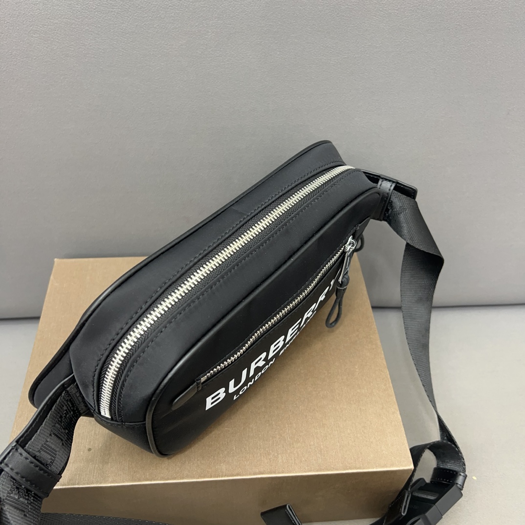 Burberry バーバリー アルファベット模様のウエストバッグ 📷 男女兼用のチェストバッグ、斜め掛けバッグです。