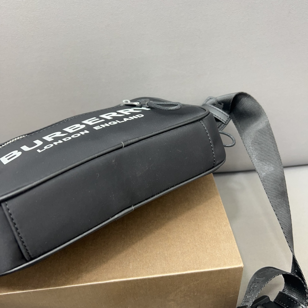 Burberry バーバリー アルファベット模様のウエストバッグ 📷 男女兼用のチェストバッグ、斜め掛けバッグです。
