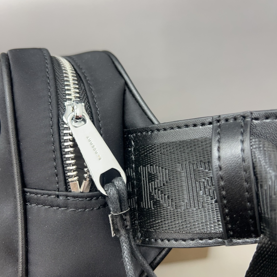 Burberry バーバリー アルファベット模様のウエストバッグ 📷 男女兼用のチェストバッグ、斜め掛けバッグです。