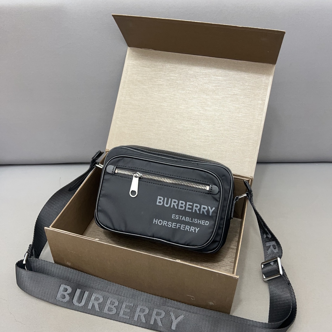 Burberry バーバリー Horse ferry ロゴプリントのカメラバッグ。男女兼用のシングルショルダー斜め掛けバッグで、クラシックなリプリカデザインです