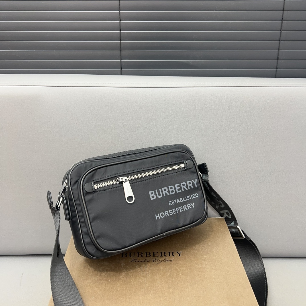 Burberry バーバリー Horse ferry ロゴプリントのカメラバッグ。男女兼用のシングルショルダー斜め掛けバッグで、クラシックなリプリカデザインです