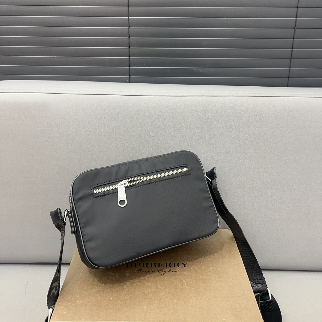 Burberry バーバリー Horse ferry ロゴプリントのカメラバッグ。男女兼用のシングルショルダー斜め掛けバッグで、クラシックなリプリカデザインです