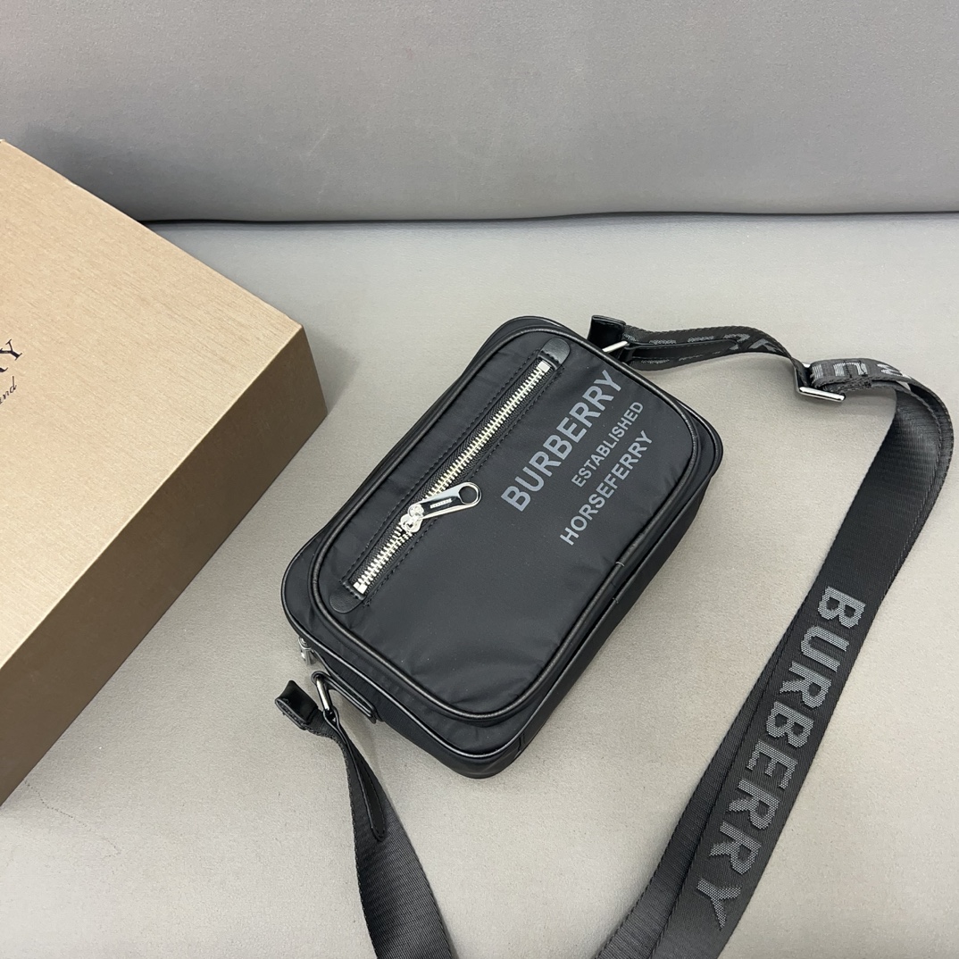 Burberry バーバリー Horse ferry ロゴプリントのカメラバッグ。男女兼用のシングルショルダー斜め掛けバッグで、クラシックなリプリカデザインです