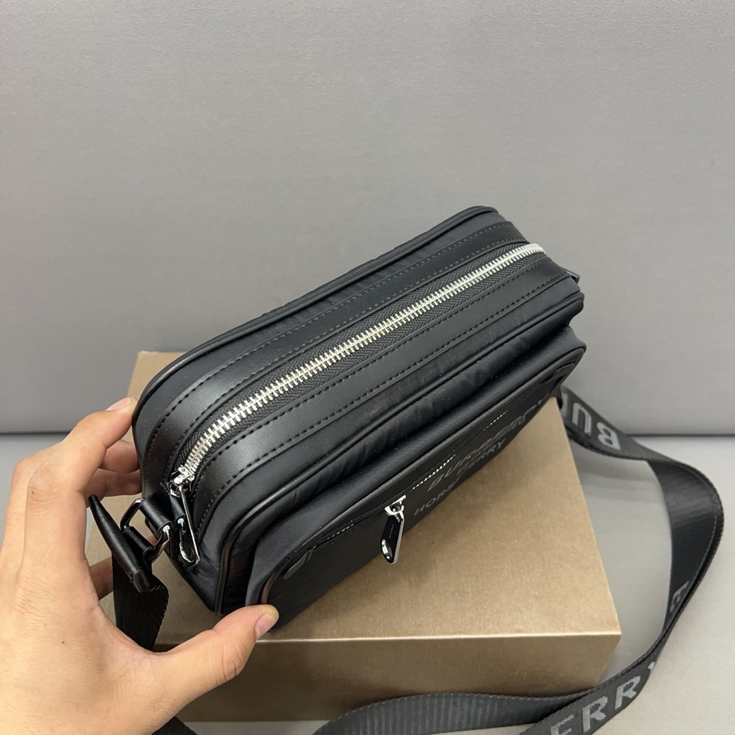 Burberry バーバリー Horse ferry ロゴプリントのカメラバッグ。男女兼用のシングルショルダー斜め掛けバッグで、クラシックなリプリカデザインです