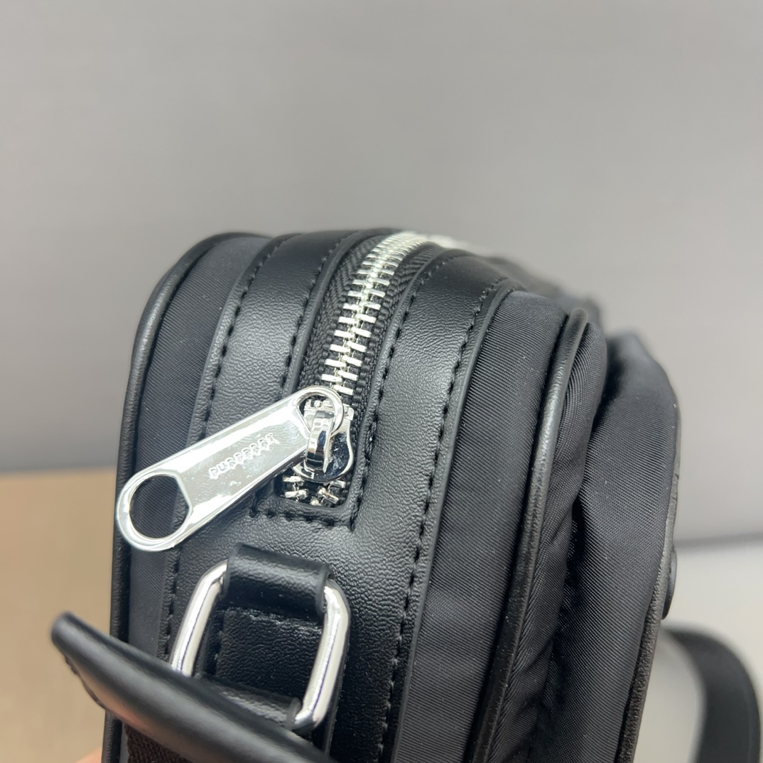 Burberry バーバリー Horse ferry ロゴプリントのカメラバッグ。男女兼用のシングルショルダー斜め掛けバッグで、クラシックなリプリカデザインです