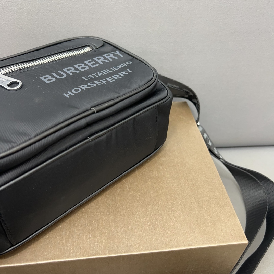 Burberry バーバリー Horse ferry ロゴプリントのカメラバッグ。男女兼用のシングルショルダー斜め掛けバッグで、クラシックなリプリカデザインです