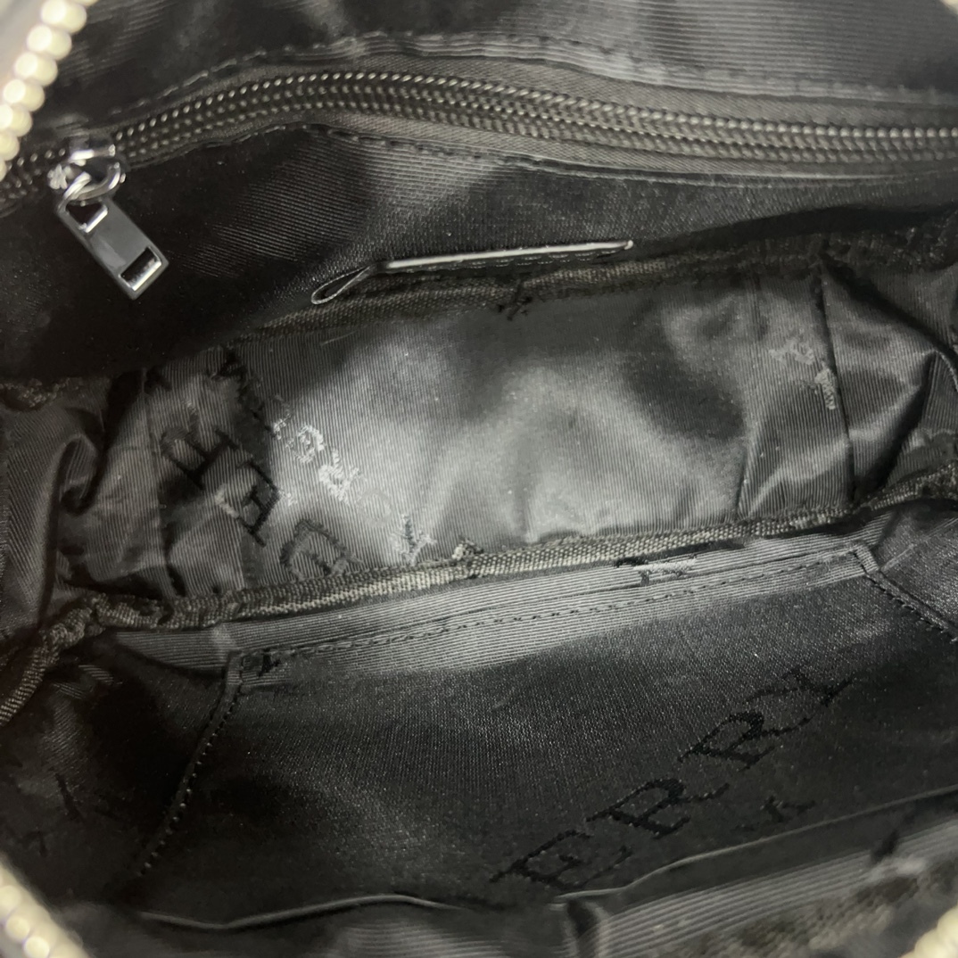 Burberry バーバリー Horse ferry ロゴプリントのカメラバッグ。男女兼用のシングルショルダー斜め掛けバッグで、クラシックなリプリカデザインです