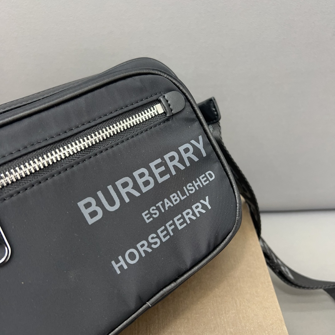 Burberry バーバリー Horse ferry ロゴプリントのカメラバッグ。男女兼用のシングルショルダー斜め掛けバッグで、クラシックなリプリカデザインです