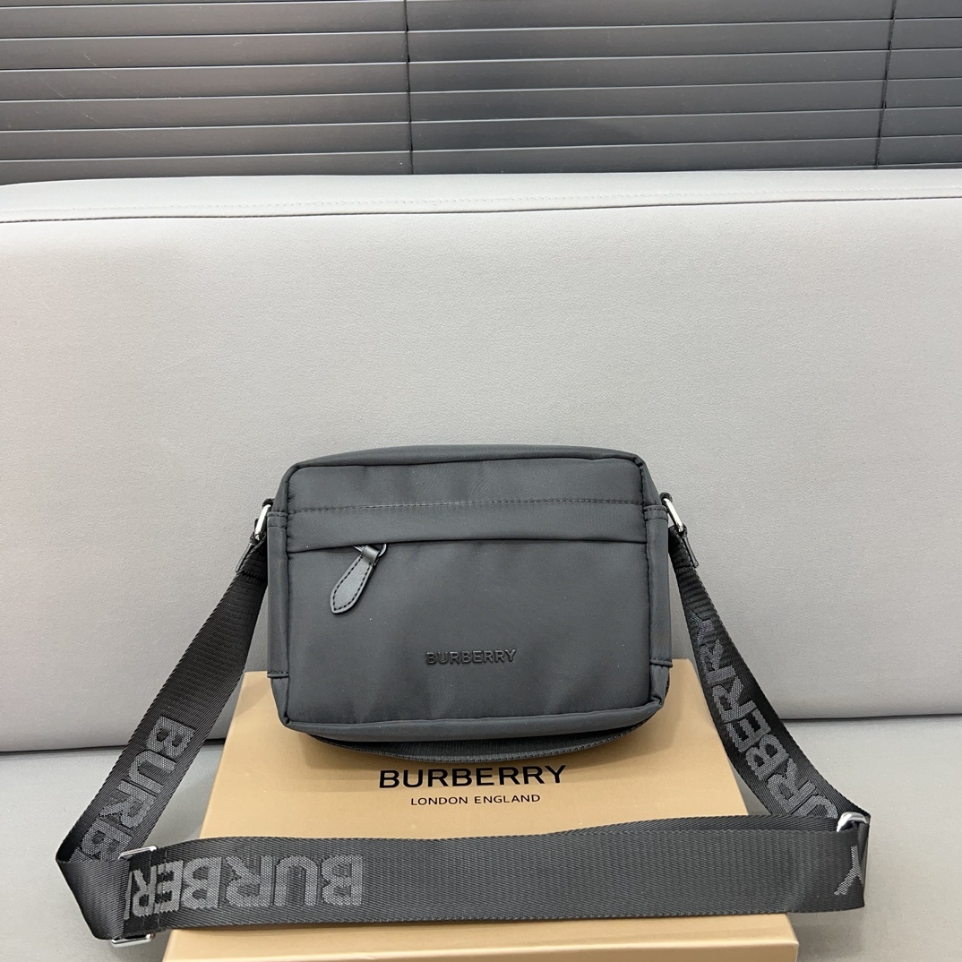 Burberry バーバリー ロゴデザインのナイロン斜め掛けバッグ、カメラバッグです