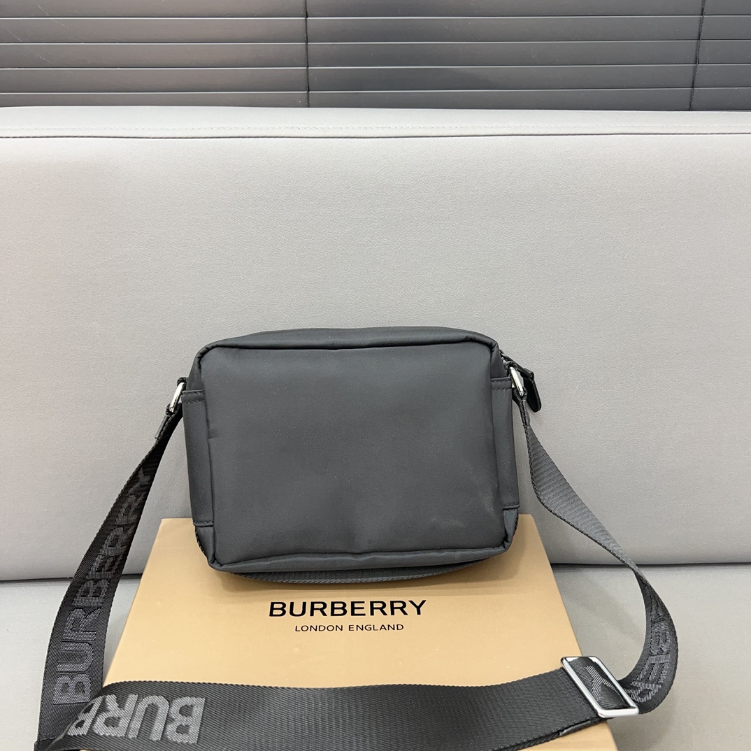 Burberry バーバリー ロゴデザインのナイロン斜め掛けバッグ、カメラバッグです
