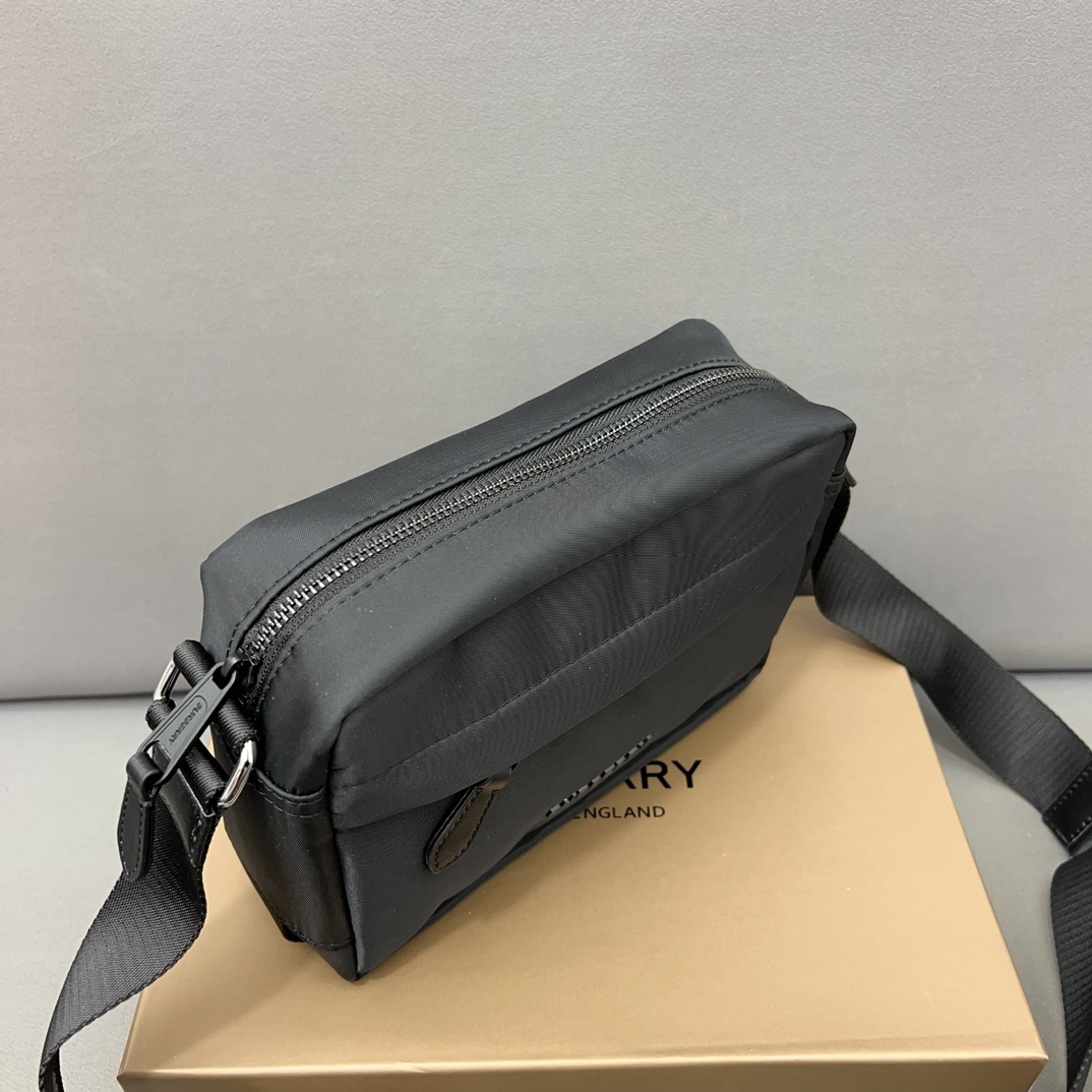 Burberry バーバリー ロゴデザインのナイロン斜め掛けバッグ、カメラバッグです