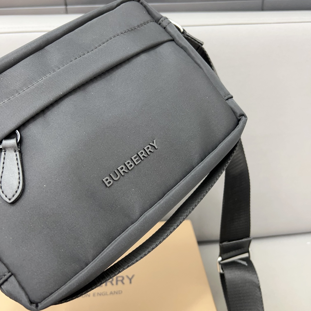 Burberry バーバリー ロゴデザインのナイロン斜め掛けバッグ、カメラバッグです