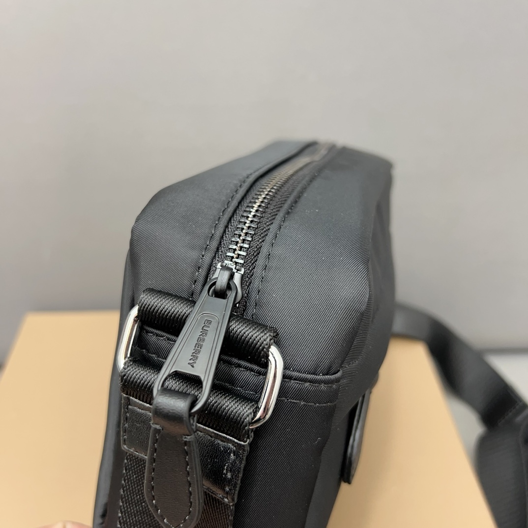 Burberry バーバリー ロゴデザインのナイロン斜め掛けバッグ、カメラバッグです