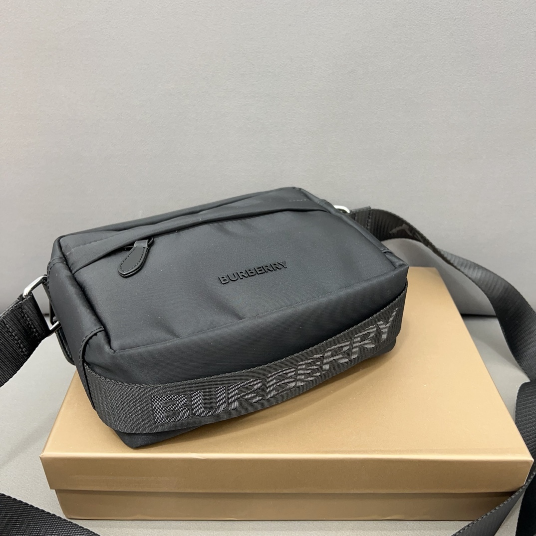 Burberry バーバリー ロゴデザインのナイロン斜め掛けバッグ、カメラバッグです