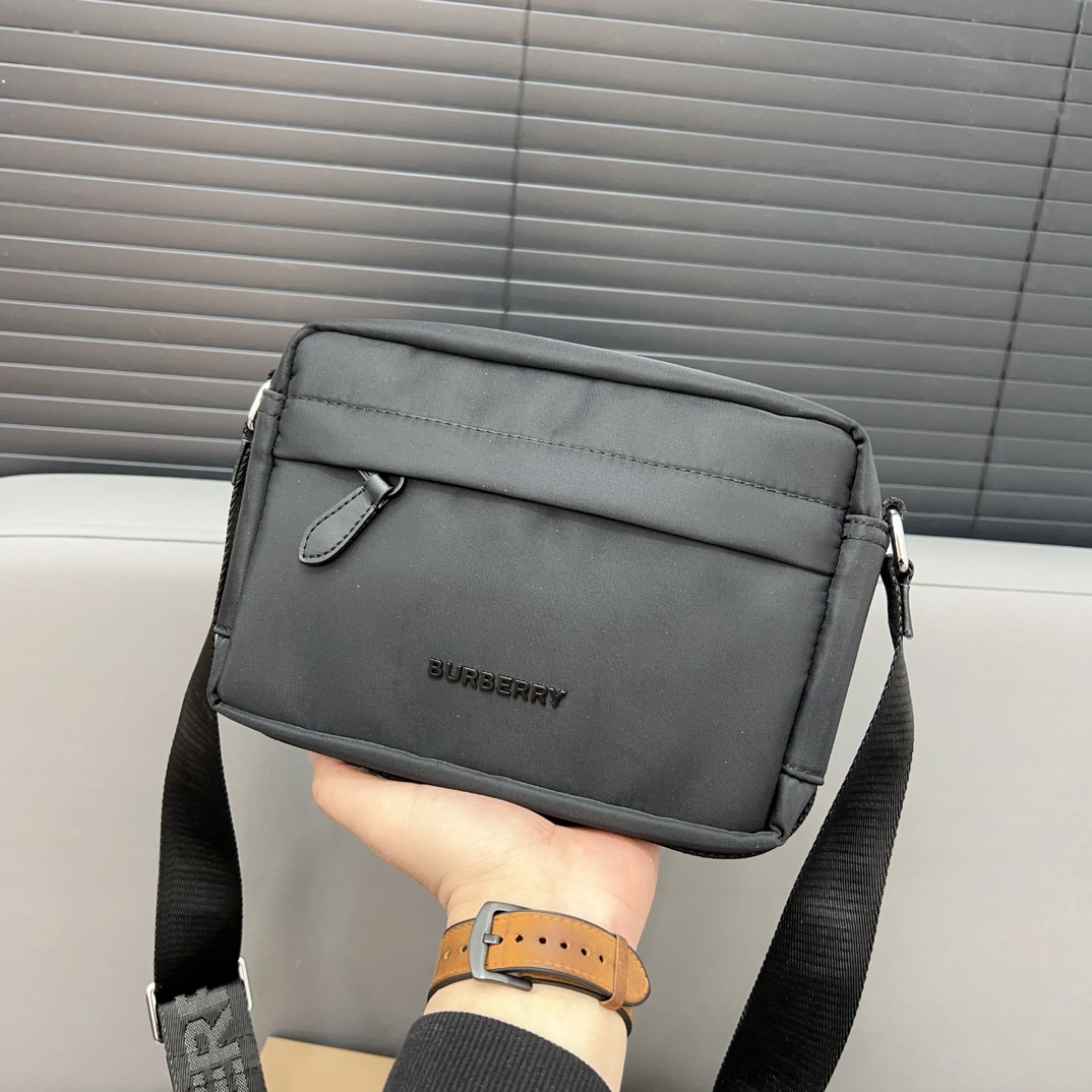 Burberry バーバリー ロゴデザインのナイロン斜め掛けバッグ、カメラバッグです