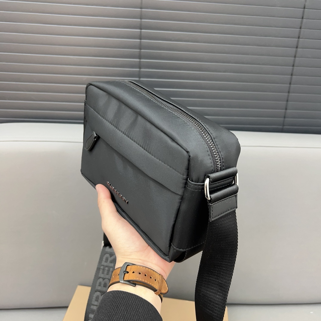 Burberry バーバリー ロゴデザインのナイロン斜め掛けバッグ、カメラバッグです