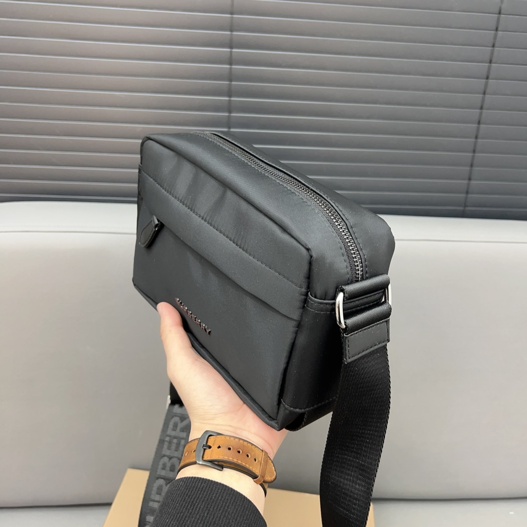 Burberry バーバリー ロゴデザインのナイロン斜め掛けバッグ、カメラバッグです