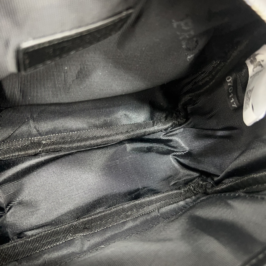 Burberry バーバリー ロゴデザインのナイロン斜め掛けバッグ、カメラバッグです