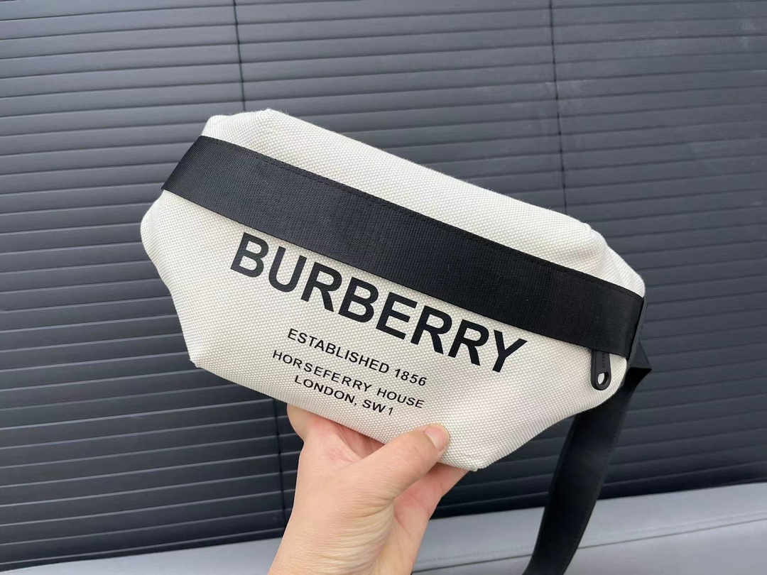 Burberry バーバリー アルファベット模様のキャンバス斜め掛けチェストバッグ、ストライプ模様のウエストバッグです。