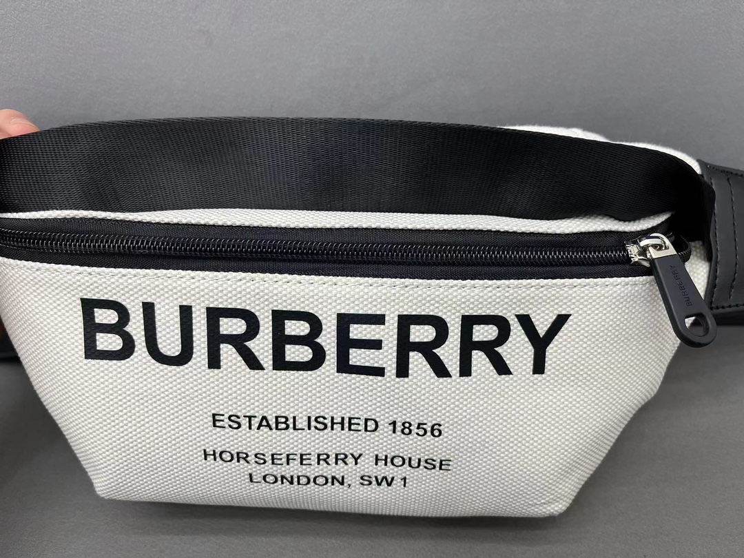 Burberry バーバリー アルファベット模様のキャンバス斜め掛けチェストバッグ、ストライプ模様のウエストバッグです。