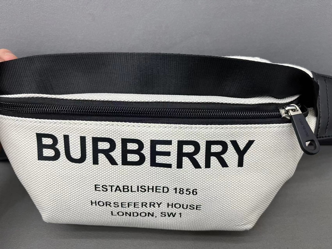 Burberry バーバリー アルファベット模様のキャンバス斜め掛けチェストバッグ、ストライプ模様のウエストバッグです。
