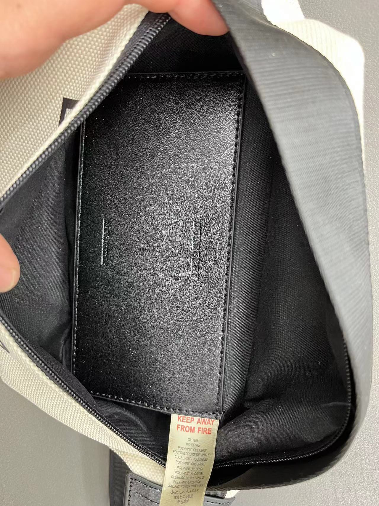 Burberry バーバリー アルファベット模様のキャンバス斜め掛けチェストバッグ、ストライプ模様のウエストバッグです。