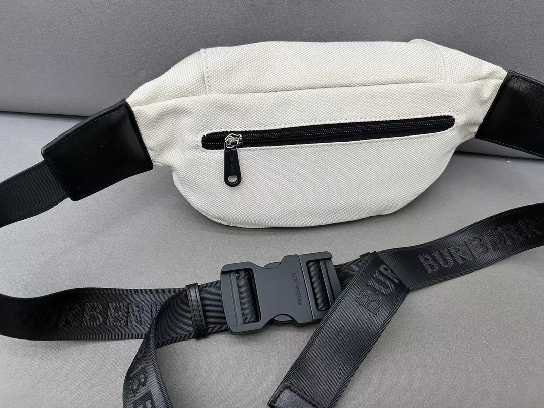 Burberry バーバリー アルファベット模様のキャンバス斜め掛けチェストバッグ、ストライプ模様のウエストバッグです。