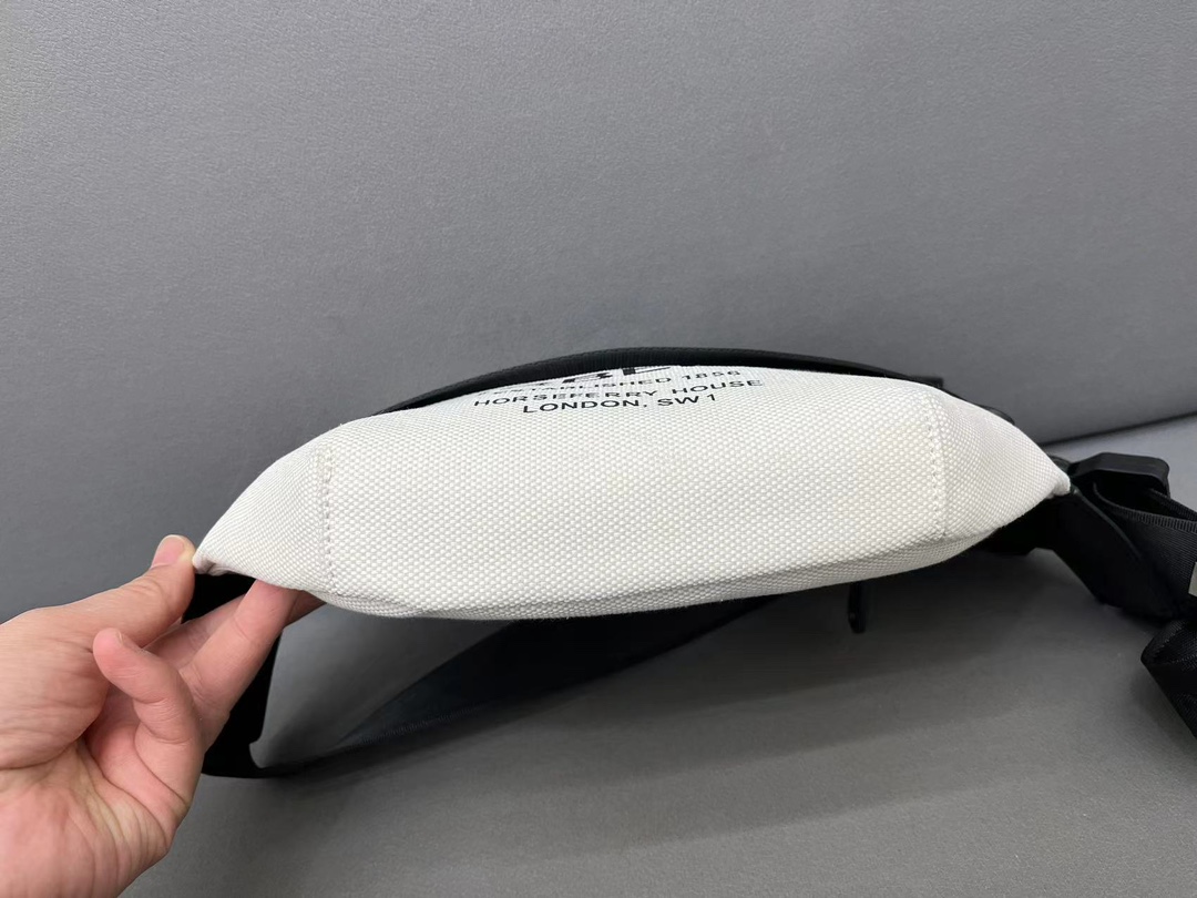 Burberry バーバリー アルファベット模様のキャンバス斜め掛けチェストバッグ、ストライプ模様のウエストバッグです。