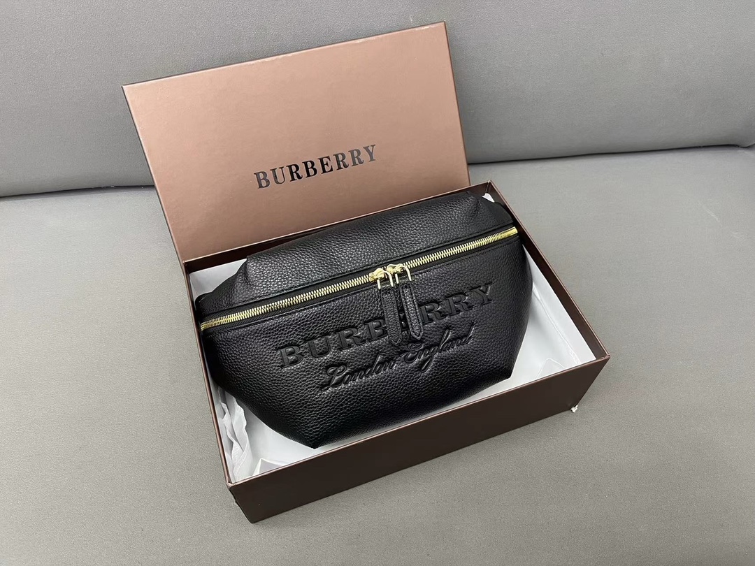 Burberry バーバリー 牛革のウエストバッグ。男女兼用のチェストバッグ、斜め掛けバッグです。