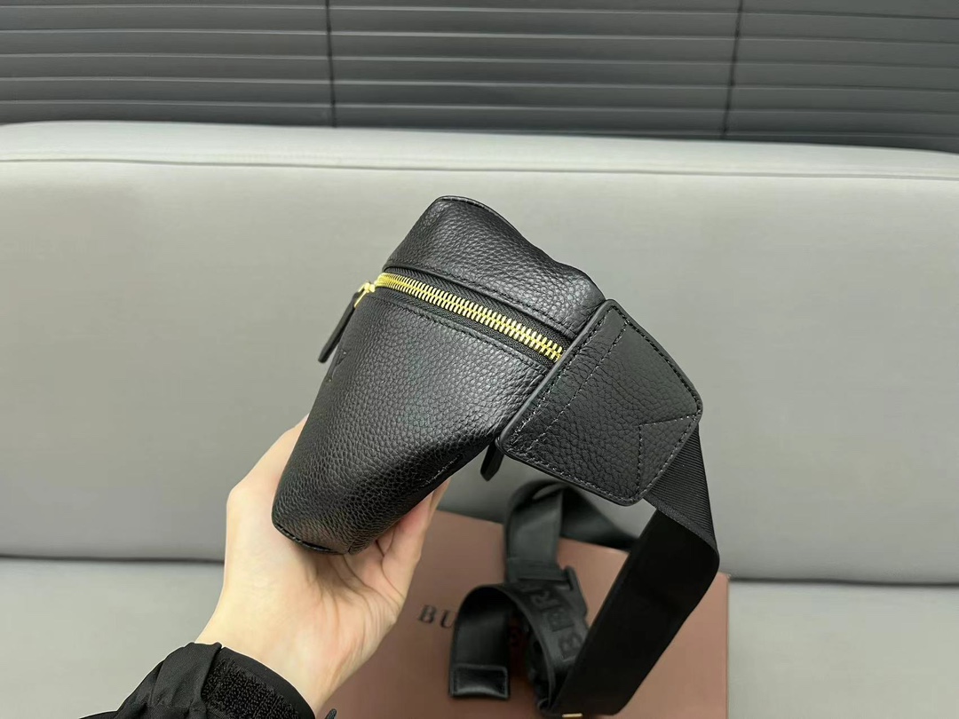 Burberry バーバリー 牛革のウエストバッグ。男女兼用のチェストバッグ、斜め掛けバッグです。