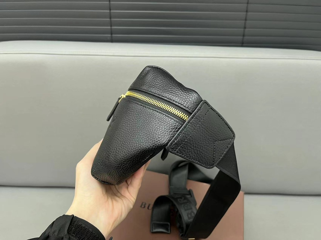 Burberry バーバリー 牛革のウエストバッグ。男女兼用のチェストバッグ、斜め掛けバッグです。