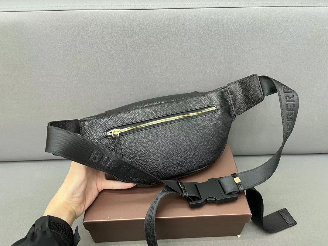 Burberry バーバリー 牛革のウエストバッグ。男女兼用のチェストバッグ、斜め掛けバッグです。